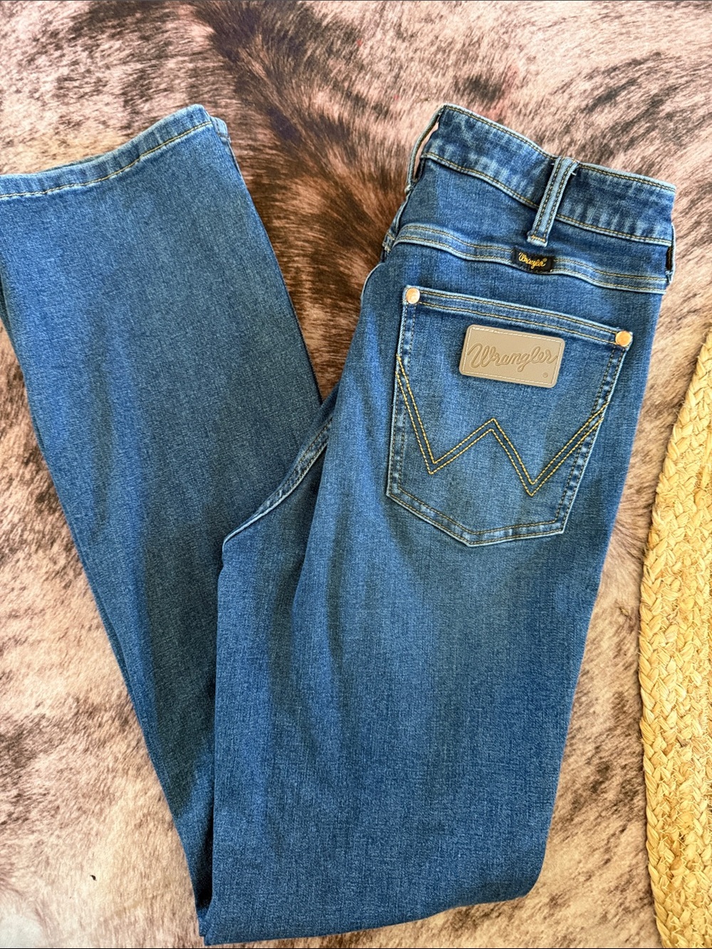 Lainey Wilson Classic High-Rise Blue Flare Jeans - Women - Picture 2 of 2